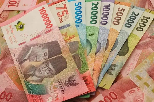 Indonesiske rupiah-sedler og bankkort – valuta og priser på Bali for norske reisende