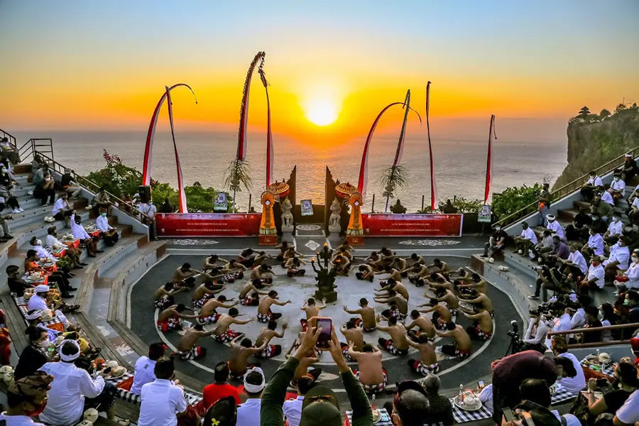 Solnedgang fra klippene i Uluwatu med Kecak-dansen i bakgrunnen, Bali