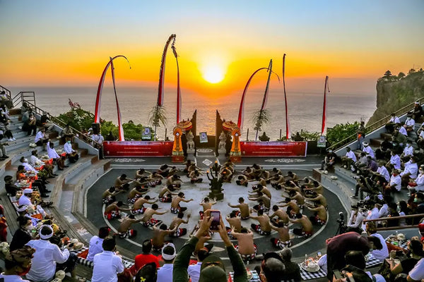Solnedgang fra klippene i Uluwatu med Kecak-dansen i bakgrunnen, Bali