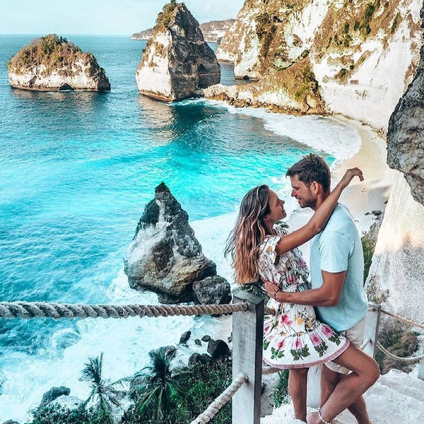 Bryllupsreise til Bali – romantisk par ved solnedgang på Uluwatu-klippene