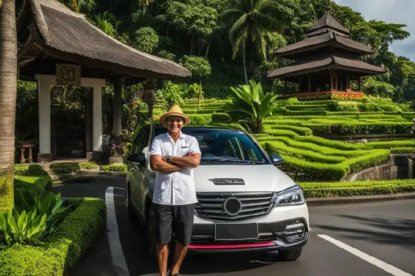 Privat sjåfør på Bali – lokal sjåfør med bil klar til dagstur for norske reisende