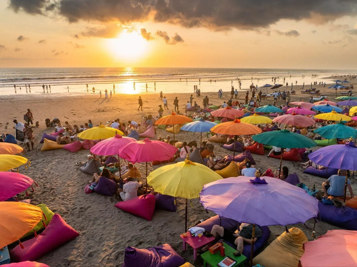 Seminyak Beach Bali — beanbags, solnedgang og strandliv langs en av Balis mest populære strender