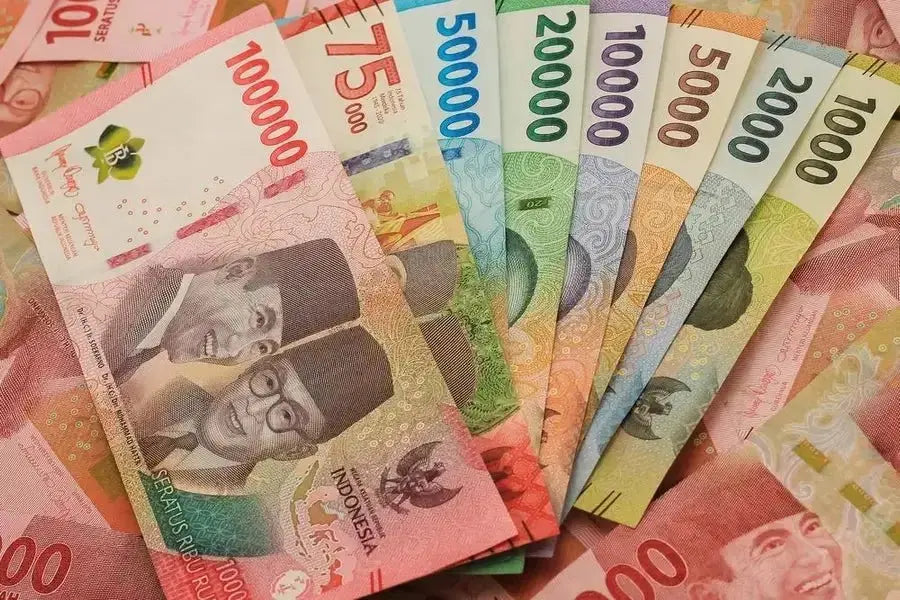 Indonesiske rupiah-sedler og bankkort – valuta og priser på Bali for norske reisende