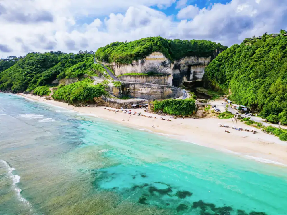 Melasti Beach hvit sandstrand klipper Uluwatu Bali