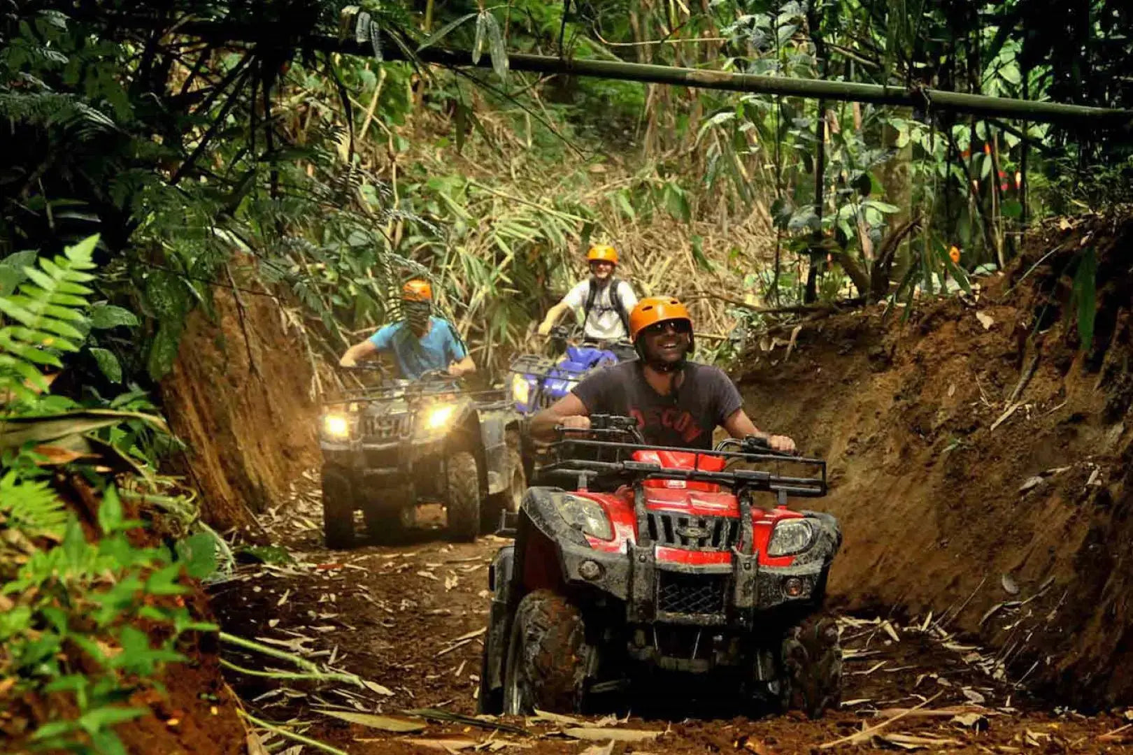 Løypa går igjennom jungel og gjørme