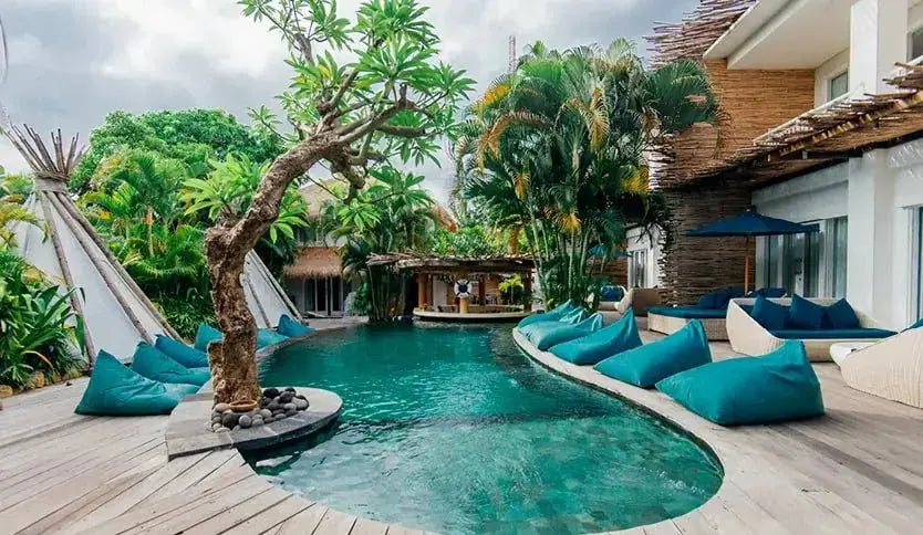 Bean bags, basseng og hotellet